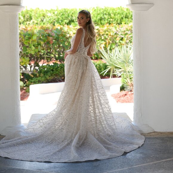 WEDDING DRESS!!! MILLA NOVA - Picture 1 of 12